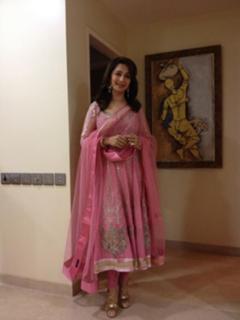 Madhuri Dixit feet photo thumbnail