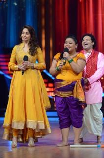 Madhuri Dixit feet photo thumbnail