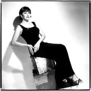 Madhuri Dixit feet photo thumbnail