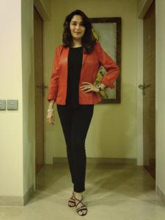 Madhuri Dixit feet photo thumbnail