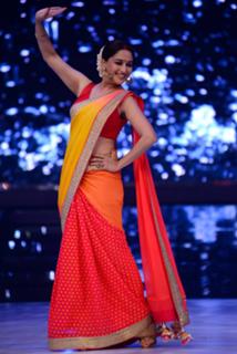 Madhuri Dixit feet photo thumbnail