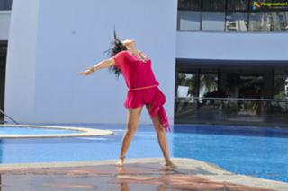 Taapsee Pannu feet photo thumbnail