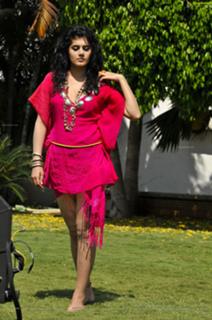 Taapsee Pannu feet photo thumbnail