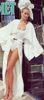Claudia Schiffer feet photo thumbnail