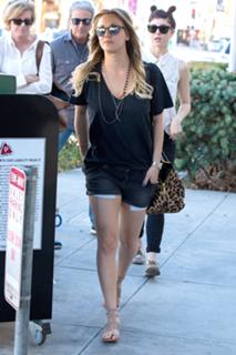 Kaley Cuoco feet photo thumbnail