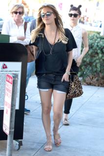 Kaley Cuoco feet photo thumbnail