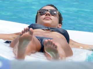 Jessica Alba feet photo thumbnail