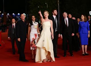 Jennifer Lawrence feet photo thumbnail