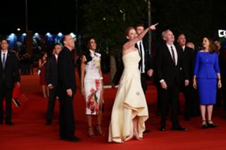 Jennifer Lawrence feet photo thumbnail