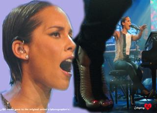 Alicia Keys feet photo thumbnail