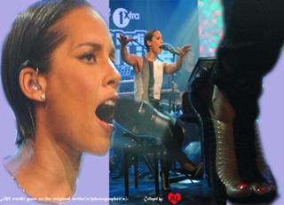 Alicia Keys feet photo thumbnail