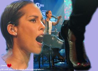 Alicia Keys feet photo thumbnail