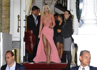 Rita Ora feet photo thumbnail