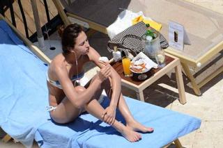 Anna Safroncik feet photo thumbnail