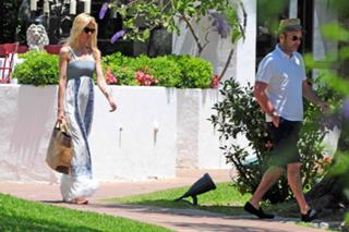 Claudia Schiffer feet photo thumbnail