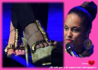 Alicia Keys feet photo thumbnail