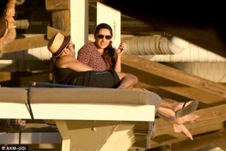 Kelly Brook feet photo thumbnail