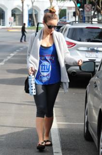 Olivia Wilde feet photo thumbnail