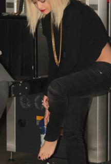 Rita Ora feet photo thumbnail