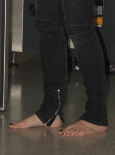 Rita Ora feet photo thumbnail