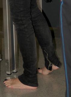 Rita Ora feet photo thumbnail