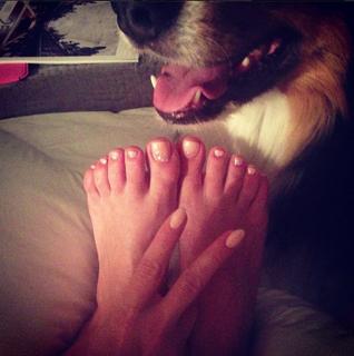 Hilary Duff feet photo thumbnail