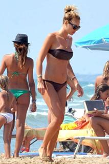 Ilary Blasi feet photo thumbnail