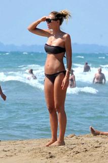 Ilary Blasi feet photo thumbnail