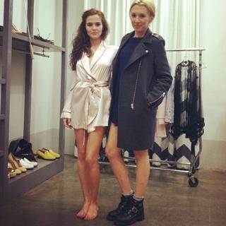 Zoey Deutch feet photo thumbnail