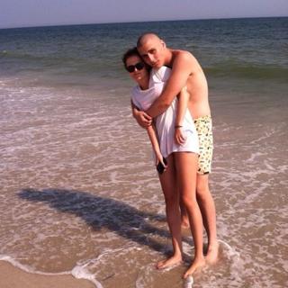Zoey Deutch feet photo thumbnail