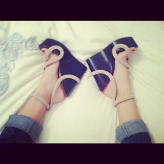 Zoey Deutch feet photo thumbnail