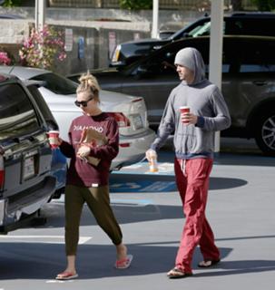 Kaley Cuoco feet photo thumbnail