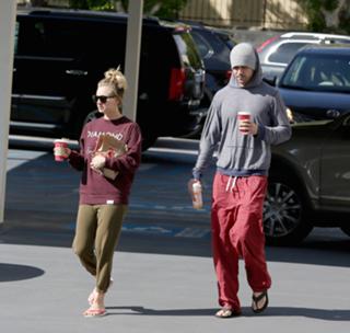 Kaley Cuoco feet photo thumbnail