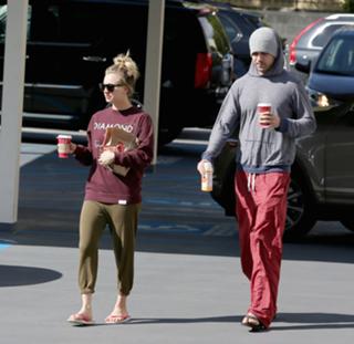 Kaley Cuoco feet photo thumbnail