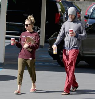 Kaley Cuoco feet photo thumbnail