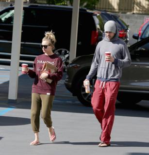 Kaley Cuoco feet photo thumbnail
