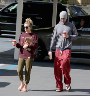 Kaley Cuoco feet photo thumbnail