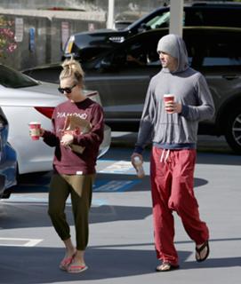 Kaley Cuoco feet photo thumbnail