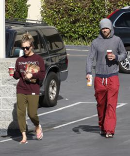 Kaley Cuoco feet photo thumbnail