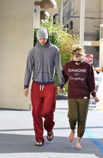 Kaley Cuoco feet photo thumbnail