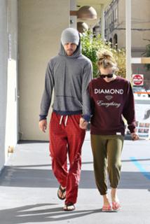 Kaley Cuoco feet photo thumbnail