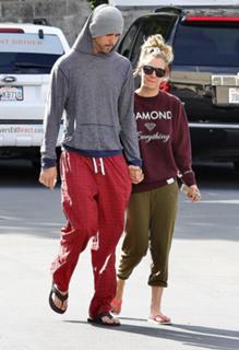 Kaley Cuoco feet photo thumbnail