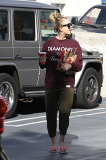 Kaley Cuoco feet photo thumbnail