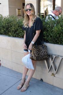 Kaley Cuoco feet photo thumbnail