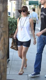 Kaley Cuoco feet photo thumbnail