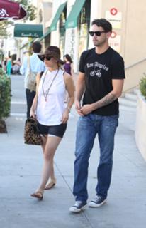 Kaley Cuoco feet photo thumbnail