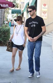Kaley Cuoco feet photo thumbnail