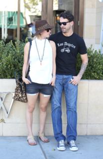 Kaley Cuoco feet photo thumbnail