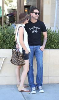 Kaley Cuoco feet photo thumbnail