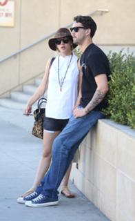 Kaley Cuoco feet photo thumbnail